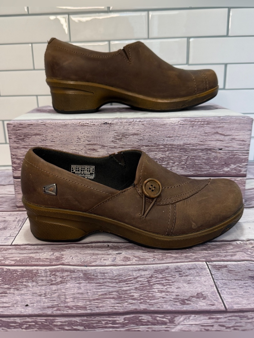 Keen Women's Mora Button brown leather clogs Size 6 - Picture 2 of 10
